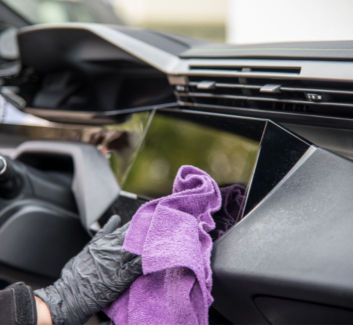 Reinigung des Fahrzeuginnenraums als Vorbereitung für die Leasingrückgabe