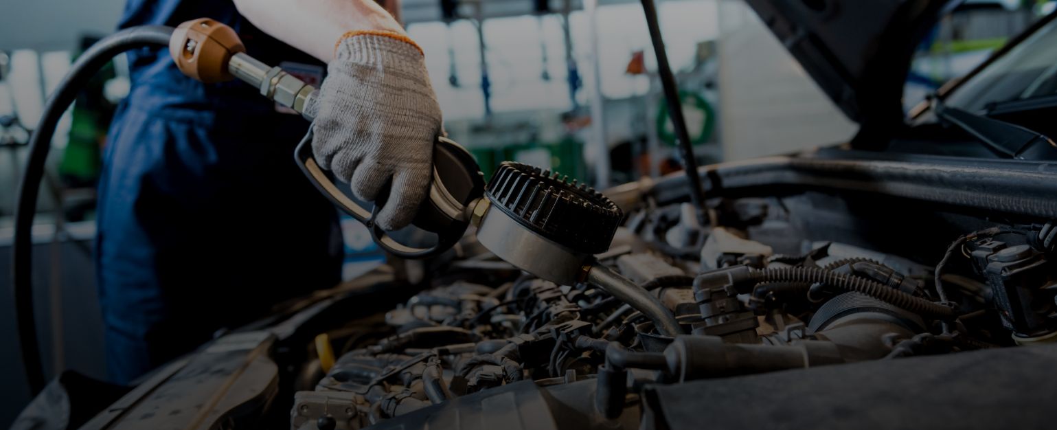 Kfz-Service am offenen Motorraum mit Wartungswerkzeug